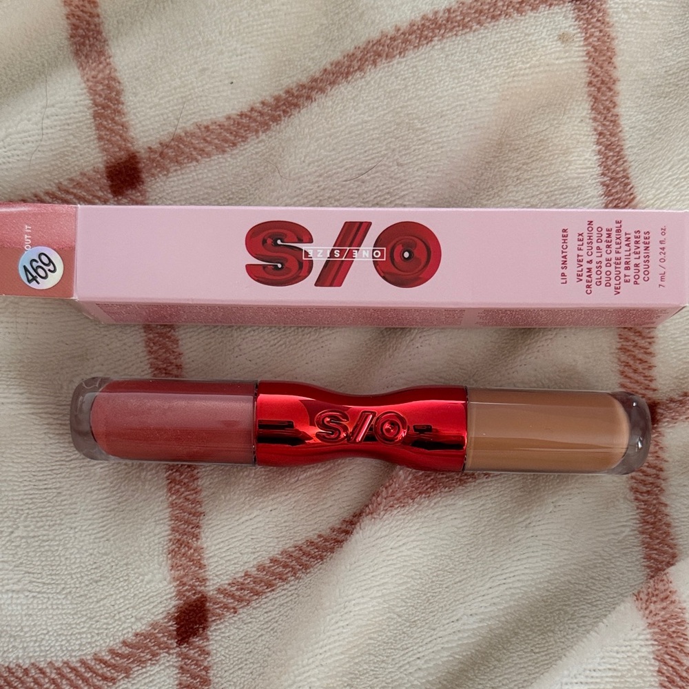 🔥🔥🔥ONE/SIZE Dual Lipstick - Vibrant Red and Soft Nude🔥🔥🔥